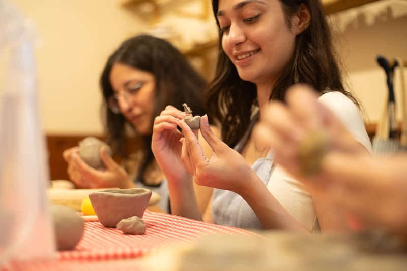 Yeni Başlayanlar için Seramik Workshop: kurumsal seanstan bir kare
